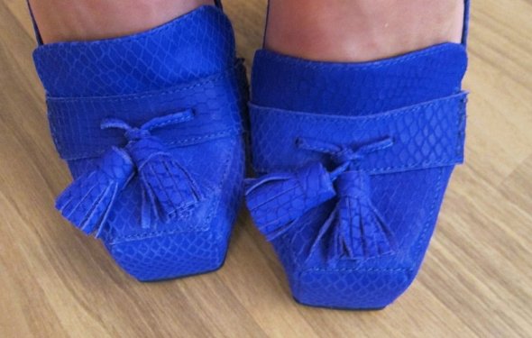 Синие туфли на высоком каблуке