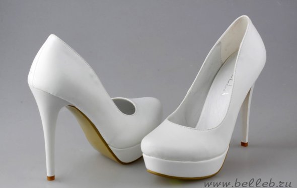 Белые туфли на каблуке фото