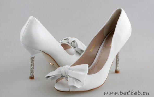 белые женские туфли из