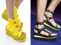 Обувь Salvatore Ferragamo и Versace выполнена с намеком на спорт. Босоножки на устойчивой платформе куда более женственные, чем модные в прошлых сезонах кеды на платформе.